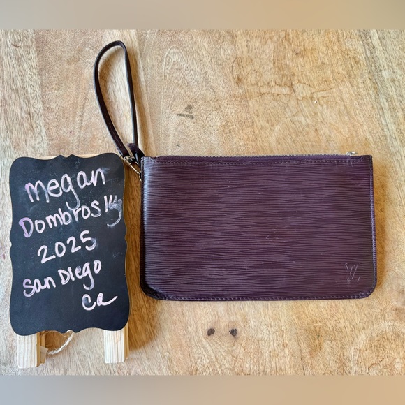 LOUIS VUITTON EPI LEATHER CLUTCH WRISTLET - Picture 2 of 11